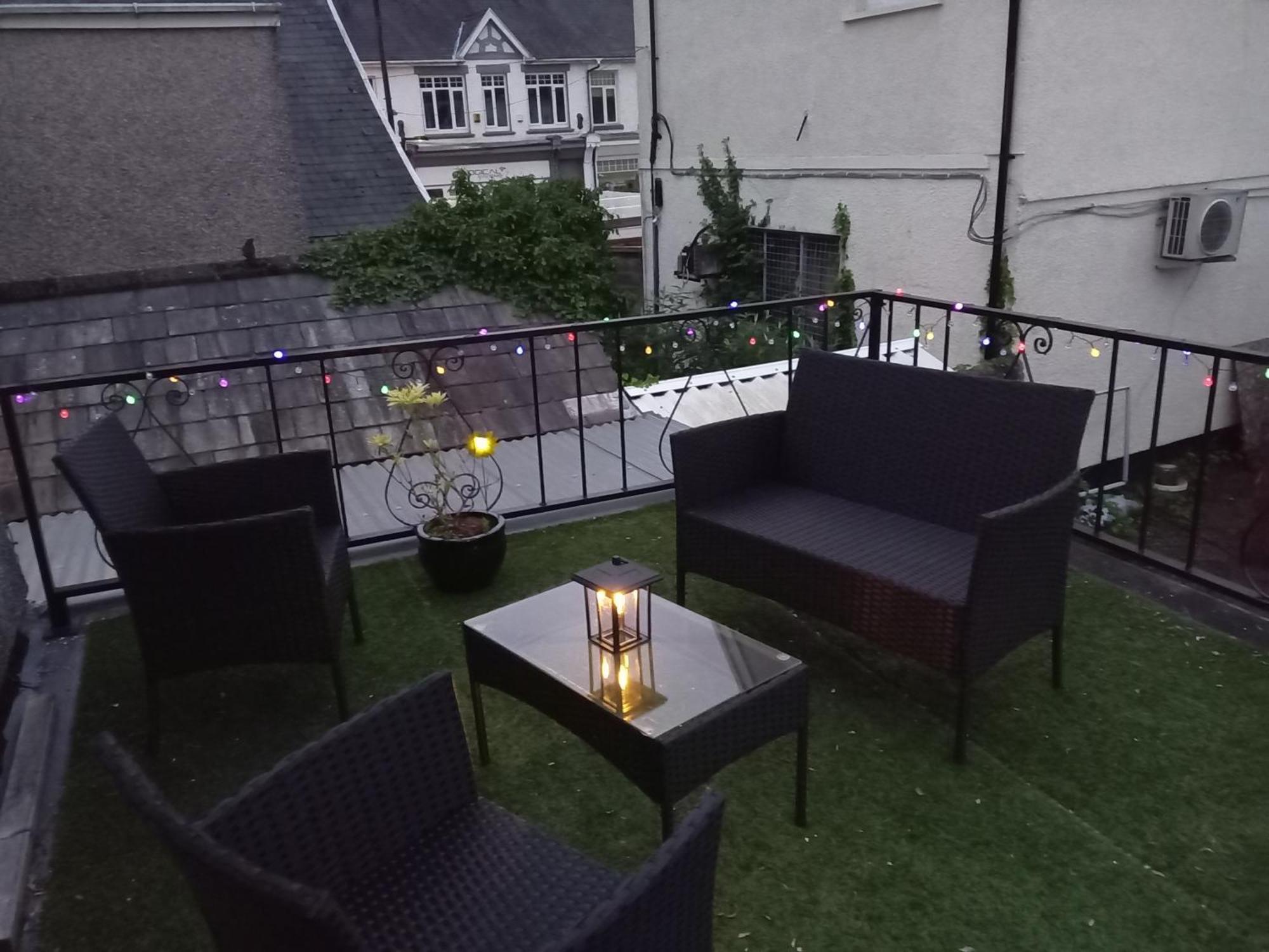 Large 2 Bed Holiday Let In Central Ystradgynlais Exterior foto